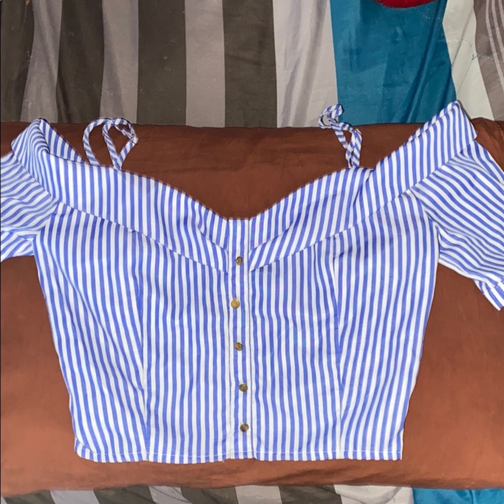 Blue cropped shirt ! 💗